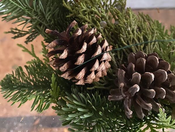 DIY christmas wreath pinecone